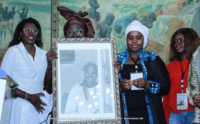 Client satisfait avec portrait encadré d'enfant