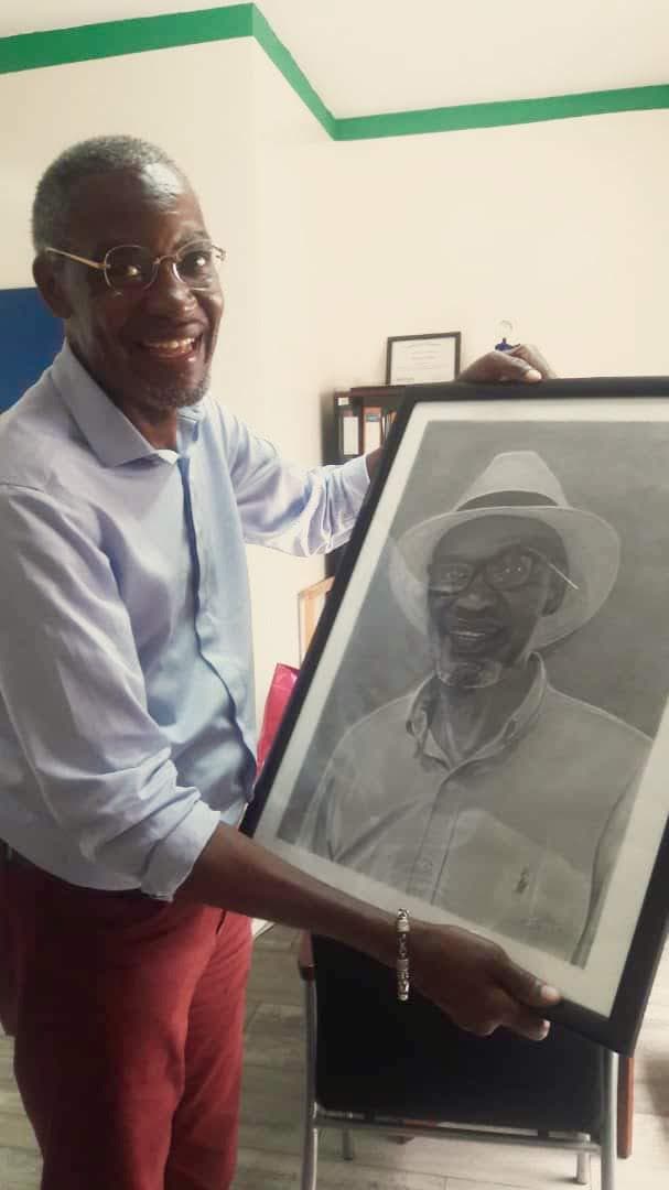 Cliente heureuse avec son portrait personnalisé