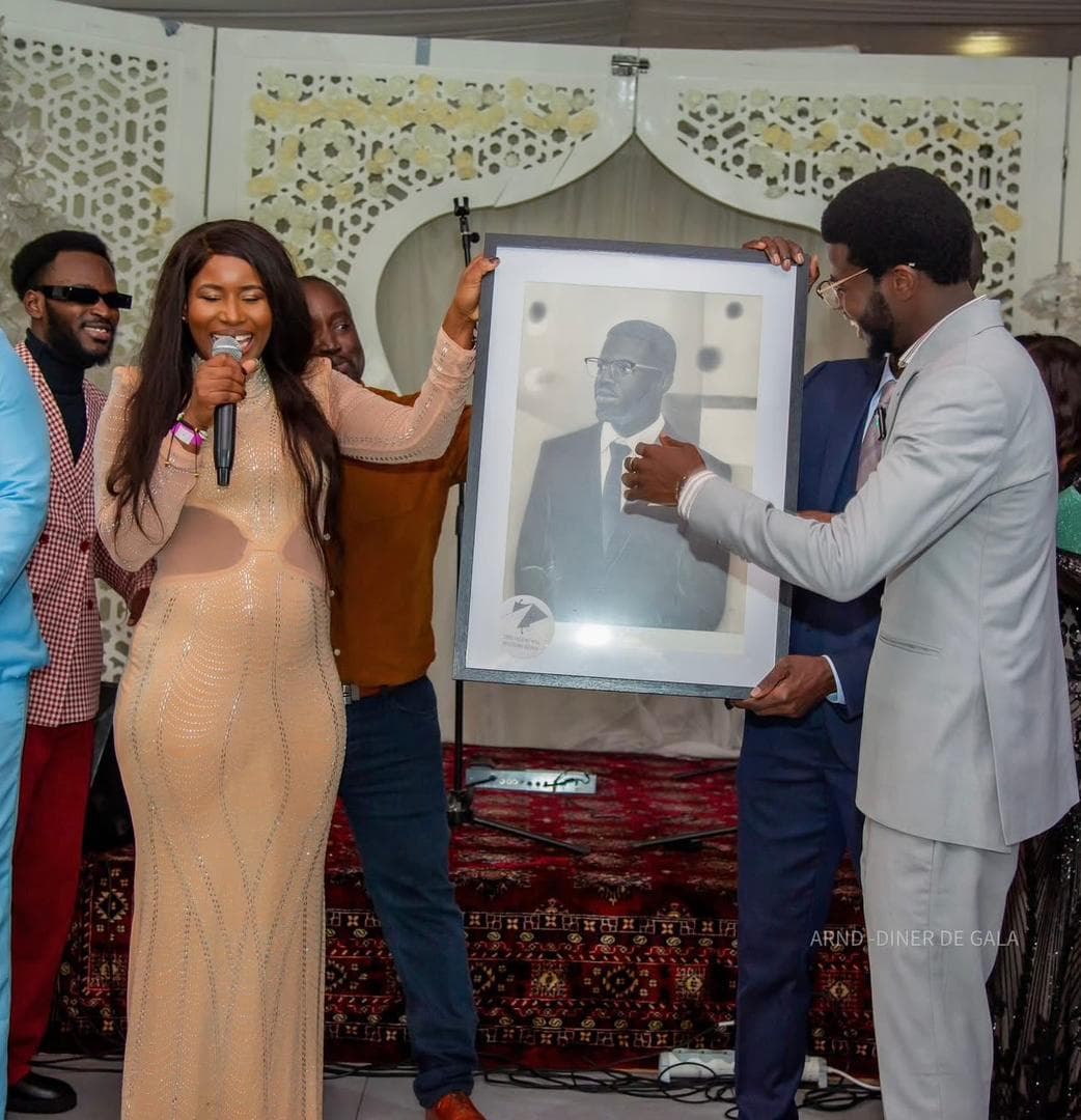 Présentation de portrait lors d'une cérémonie